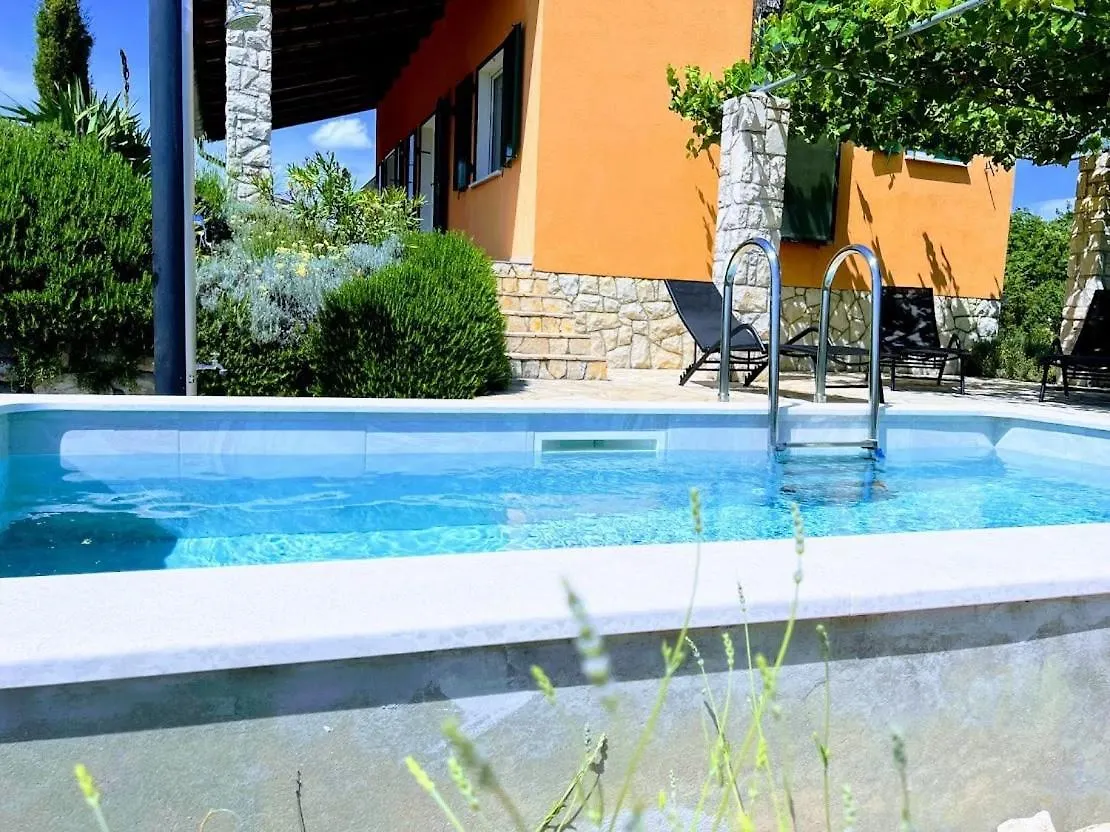 Beautiful Villa With A Dreamlike Garden And Pool 拉宾